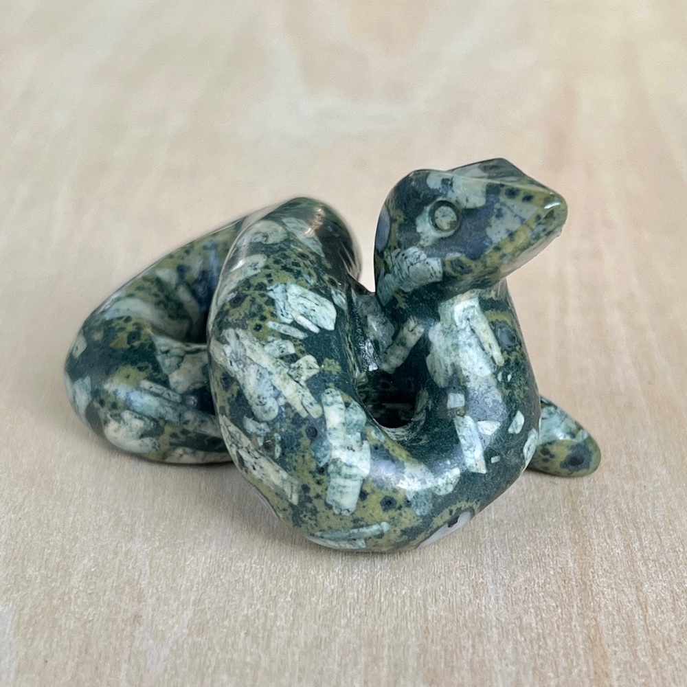 Green chrysanthemum stone carved snake
